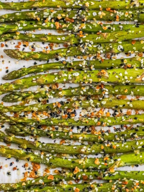 picture of asparagus spears seasoned with everything bagel seasoning