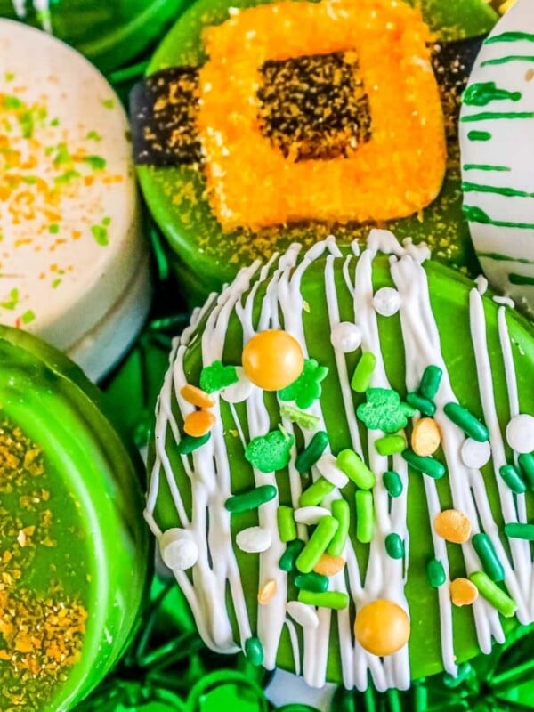 picture of oreos dipped in chocolate and decorated for saint patricks day