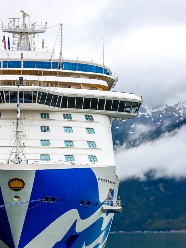 picture of the magestic princess cruise ship in skagway alaska