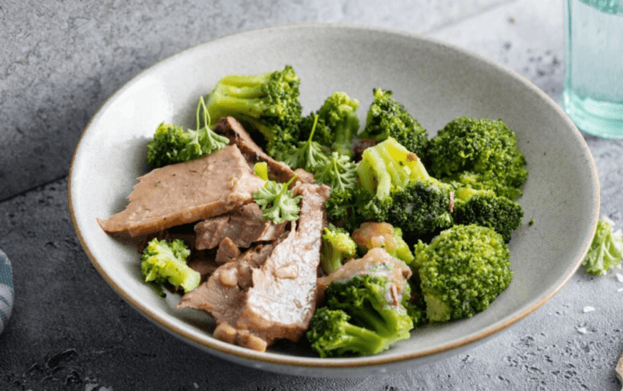 2024-12-27_011029 Delicious and Easy Lunch Recipe, Meat chunks with Broccoli